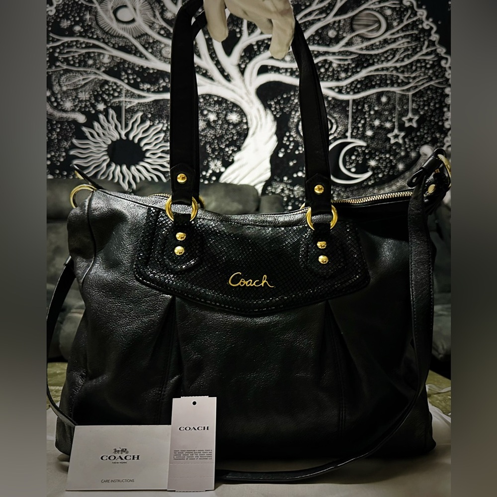 Vintage Style Y2K Coach Black Leather Shoulder Bag with Gold Accents make offer - Picture 3 of 17